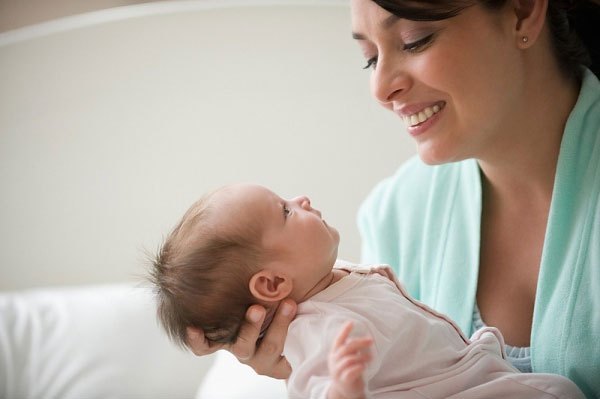 cách bế trẻ sơ sinh cách bế trẻ sơ sinh