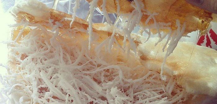 bánh tráng kẹo mạch nha ăn với dừa