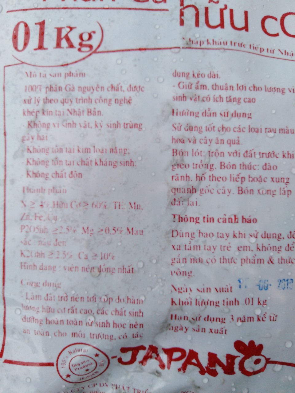 Phân gà hửu cơ được sản xuất xử lý và đóng gói thành phẩm theo quy trình công nghệ Nhật Bản. Phù hợp cho cây trồng làm cảnh, cây ăn quả và các loại rau sạch khác GIỚI THIỆU SẢN PHẨM Được sử dụng 100% phân gà nguyên chất, sau đó xử lý làm tơi xốp, diệt trùng và đóng gói. Phân gà mang hàm lượng dinh dưỡng cao, thúc đẩyquá trình phát triển và ra hoa quả. Khi sử dụng không gây ô nhiễm môi trường, không có chất độc hai lưu dẫn trong cây, thao tác đơn giản, gọn nhẹ dễ sử dụng THÔNG TIN SẢN PHẨM Tên sản phẩm: phân gà nhật bản Trọng lượng: Cung cấp tùy theo nhu cầu khách hàng Thành phẩm: Được xay nhuyễn, sấy khô và khử trùng. Đóng gói bao bì theo nhiều trọng lượng ỨNG DỤNG - Làm đất tơi xốp, tăng cường hàm lượng dinh dưỡng cho các loại cây trồng. Sử dụng cho tất cả loại cây trồng, đặc biệt những cây cảnh lá màu trang trí, cây ăn quả và các loại cây rau gia vị. - Tăng cường độ ẩm giúp rễ khỏe mau phát triển. Tốt cho cây trồng mới chuyển bầu sang chậu. CÁCH SỬ DỤNG Thường dùng để bón lót, trộn với đất, tro trấu, xơ dừa trước khi gieo, trồng cây. Bón thúc tăng cường đạm cho cây lâu năm: đào rảnh, hố xung quanh bầu rễ sau đó cho phân gà xuống và lấp đất lạ. Lưu ý: khi sử dụng phân gà nên bảo hộ lao động như bao tay, khẩu trang…tránh xa tầm tay trẻ em. Sản phầm còn dư lại nên đậy kín và để nơi khô ráo. ƯU ĐIỂM Phân đã qua xử lý, làm tơi xốp nên dễ hấp thu, an toàn cho môi trường, con người. Không mang ký sinh trùng hay mầm bệnh. Sử dụng lâu dài, xài không hết cất giữ dễ dàng, dễ vận chuyển. Phân gà nhật bản mang lại hiệu quả cao, giá thành thấp THÔNG TIN LIÊN HỆ Website: https://chohoaonline.com/ https://giadinhnongdan.com/ Email: Chohoaonline@gmail.com Điện thoại: 0977.749.704 - 0902.956.937. Phân Gà hửu cơ