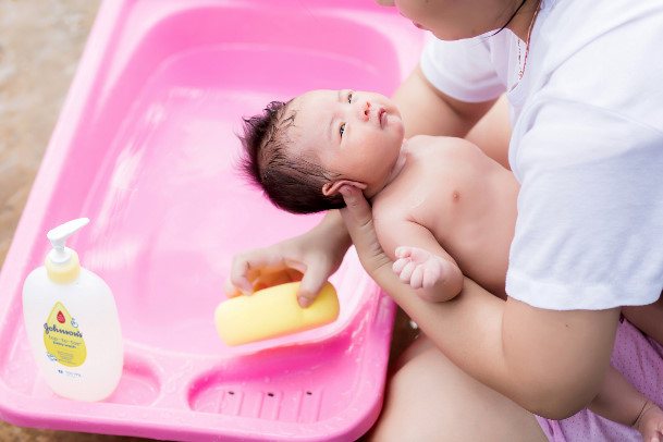 tắm cho bé tắm cho bé